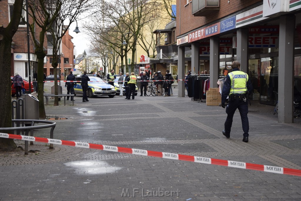 Einsatz BF Koeln Messerstecherei Koeln Porz Josefstr P29.JPG - Miklos Laubert